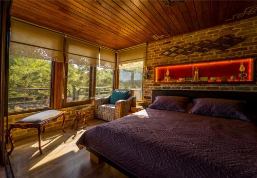 Tempat tidur dalam kamar di Kazdaglari Karye Müze Hotel