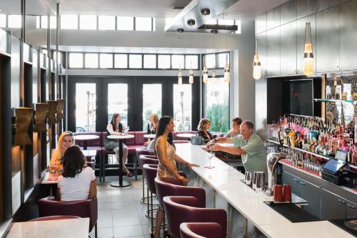 um grupo de pessoas sentadas num bar num restaurante em Charlesmark Hotel em Boston