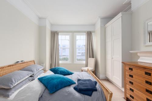 ロンドンにあるWix's Laneのベッドルーム1室(青い枕のベッド1台、窓付)