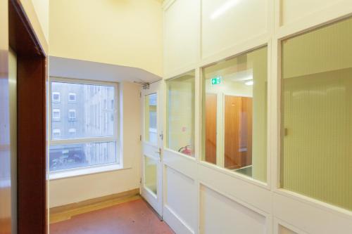 ein leerer Raum mit einem Fenster und einem Flur in der Unterkunft Cosy and modern apartment HEART OF BELFAST in Belfast