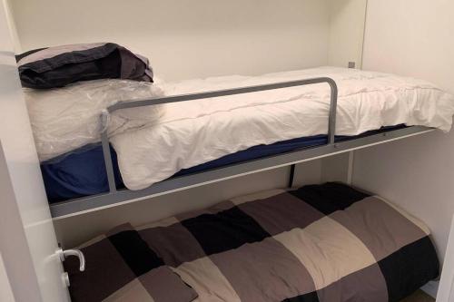 a bunk bed in a small room with a bedvisor at A 2 minuti dalle piste da sci e campo da golf. in Sestriere
