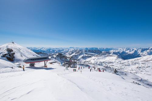 a group of people on top of a snow covered mountain at Apartments Margarethenbad in Rangersdorf