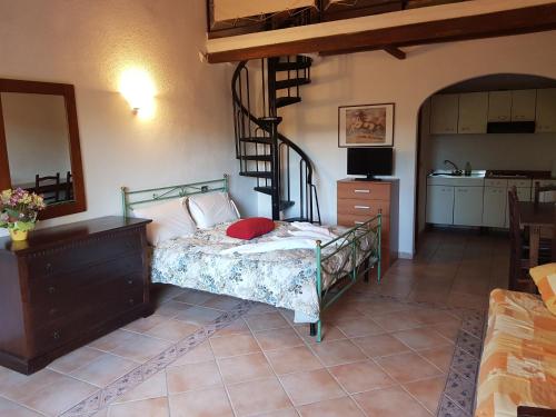 um quarto com uma cama e uma escada num quarto em Agriturismo Lampugnano em Civitella Marittima