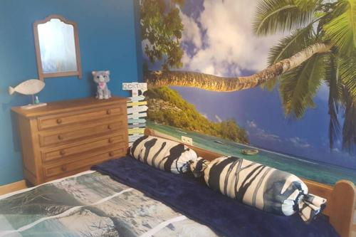 a bedroom with a painting on the wall at Maison Rochefort quartier Montrival in Rochefort