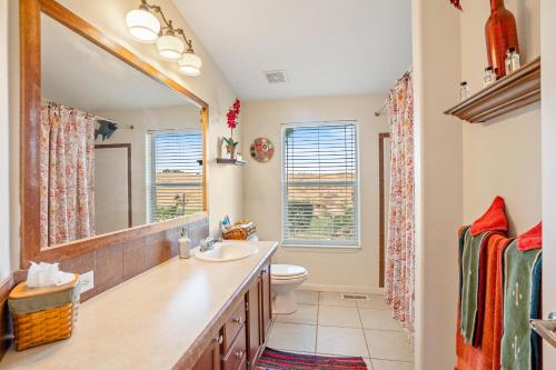 y baño con lavabo, aseo y espejo. en Sirena Vineyard Resort - 3 Bedroom guest house, en Paso Robles