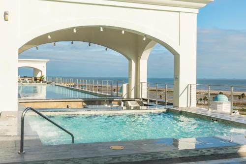 Bazén v ubytování Emerald by the Sea Retreat nebo v jeho okolí