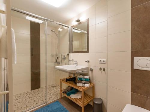 y baño con lavabo y ducha. en Hof Neuhaus, en Mayrhofen