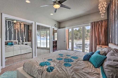1 dormitorio con 1 cama grande con almohadas azules en Hakuna Matata Cabin Hot Tub, 11 Mi to Mt Rushmore, en Hill City