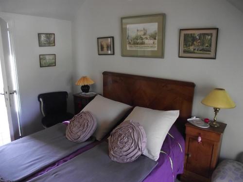 Un pat sau paturi într-o cameră la Chambre d'hôtes Le Vaujoint