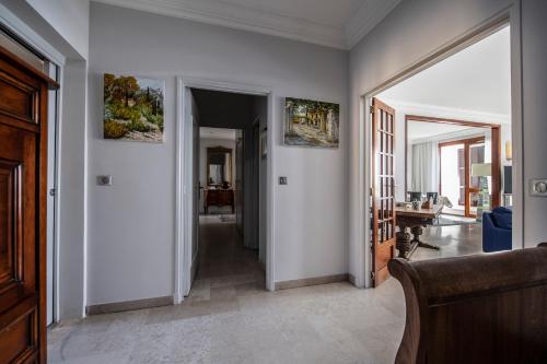 - un salon avec des murs blancs et un canapé dans l'établissement Appartement Front de Mer Hyper Centre, à Ajaccio