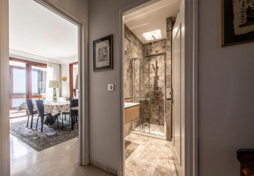 La salle de bains est pourvue d'une douche. dans l'établissement Appartement Front de Mer Hyper Centre, à Ajaccio