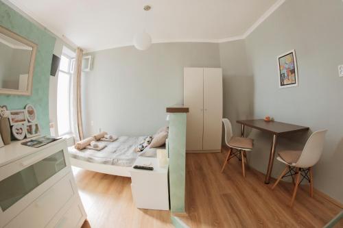 una piccola stanza con un letto e un tavolo di Apartman Cute&Cosy a Sombor