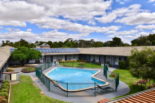 an image of a swimming pool in a yard at Townhouse Motel Cowra in Cowra