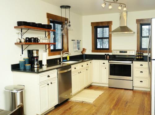 Кухня или мини-кухня в Silver Birch Vacation Rental
