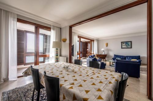 uma sala de jantar com uma mesa e uma sala de estar em Appartement Front de Mer Hyper Centre em Ajaccio