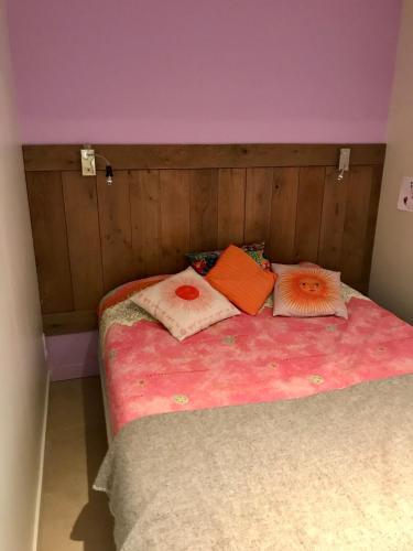 un lit avec trois oreillers dessus dans l'établissement Villa l’Ensoleillée, à Roquefort-les-Pins