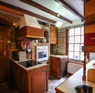 een keuken met een spoelbak en een fornuis bij Cottages-Whitby in Whitby