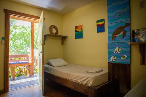 Llit o llits en una habitació de Roatan Backpackers' Hostel