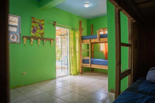 Postel nebo postele na pokoji v ubytování Roatan Backpackers' Hostel