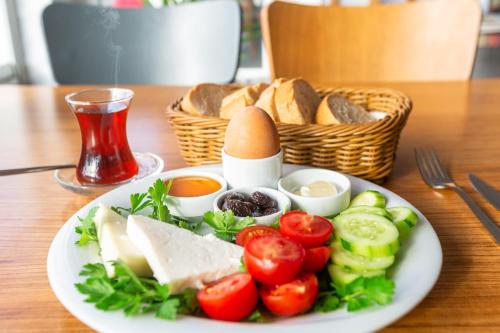 een bord met brood en groenten op een tafel bij IS Hotel in Antalya