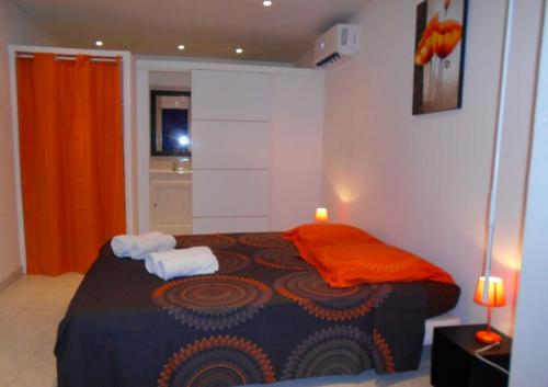 1 dormitorio con 1 cama con 2 toallas en VILLA TI PUNCH, en Sainte-Anne