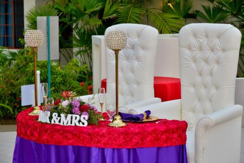 une table devant deux chaises blanches dans l'établissement Coco La Palm, à Negril