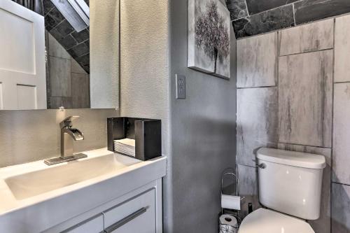 uma casa de banho com um lavatório e um WC em Cabin in the Black Hills about 10 Mi to Mt Rushmore! em Hill City