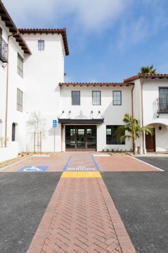 an empty street in front of a building at La Playa Inn Santa Barbara in Santa Barbara