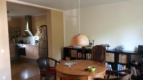 a dining room with a table and chairs and a kitchen at ruhiges Zimmer in Pankow in Berlin