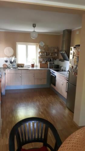 a kitchen with a wooden floor and a refrigerator at ruhiges Zimmer in Pankow in Berlin