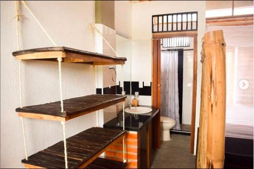 ein Bad mit einem Waschbecken und einem WC in einem Zimmer in der Unterkunft I Wanna Palomino in Palomino