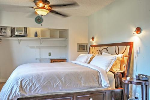 Ένα ή περισσότερα κρεβάτια σε δωμάτιο στο Long Beach Condo with Balcony about 2 Mi to Downtown!