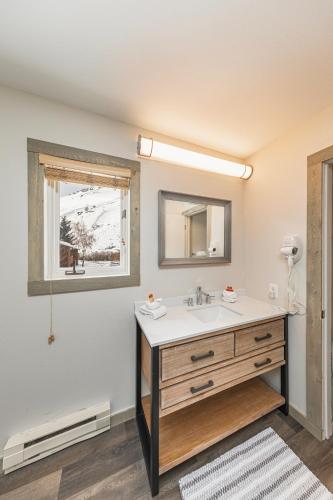 a bathroom with a sink and a mirror at Miller Park Lodge in Jackson