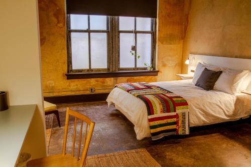 Säng eller sängar i ett rum på Travelers Hotel