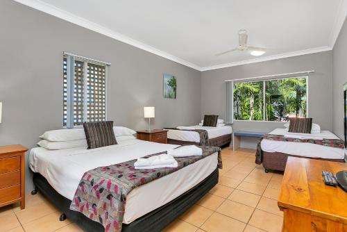 Ένα ή περισσότερα κρεβάτια σε δωμάτιο στο Cairns Reef Apartments & Motel