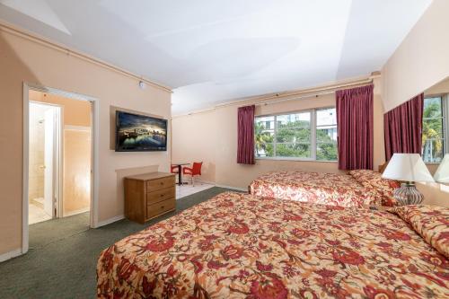 Postel nebo postele na pokoji v ubytování Ocean Beach Hotel