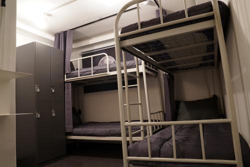Pokój z łóżkiem piętrowym i 2 łóżkami piętrowymi w obiekcie Apollo Guesthouse w Seulu