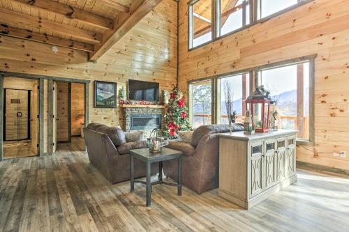 Smoky Mtn Hideaway with Hot Tub, Deck and Gorgeous View