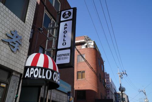 un letrero de un café Apollo al lado de un edificio en Apollo Guesthouse, en Seúl