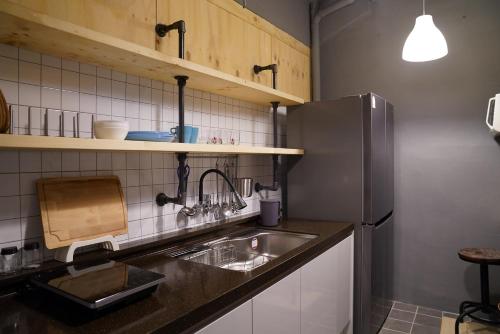 una cocina con fregadero y frigorífico en Apollo Guesthouse, en Seúl