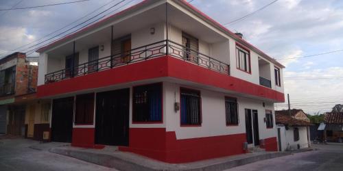 AlcaláにあるHospedaje Bolivar Alcalaの赤と白の建物(バルコニー付)