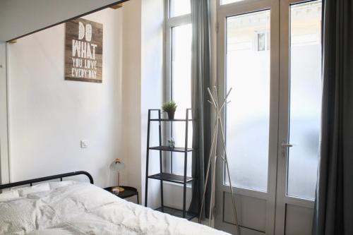 une chambre avec un lit et une fenêtre dans l'établissement Atypical Apartment - Jardin Des Plantes, à Paris