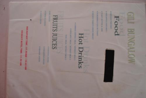 un livre blanc contenant un texte dans l'établissement Gili Smile Bungalow, à Gili Trawangan