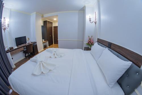 Ein Bett oder Betten in einem Zimmer der Unterkunft The MACEO Hotel