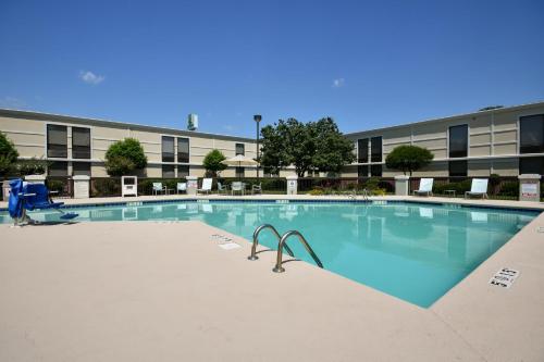 une piscine avec toboggan en face d'un bâtiment dans l'établissement Holiday Inn Lumberton, an IHG Hotel, à Lumberton