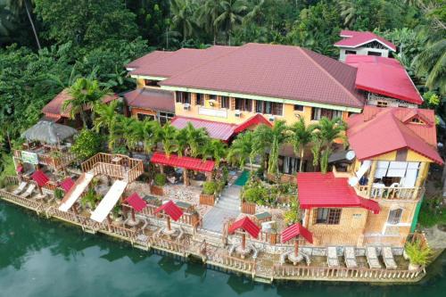 eine Luftansicht eines Hauses mit roten Dächern in der Unterkunft Stefanie Grace Paradise Inn in Loboc