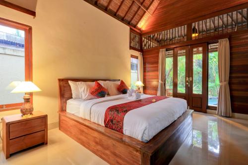 1 dormitorio con 1 cama grande en una habitación en Pondok Chandani Suite, en Tampaksiring