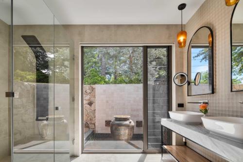 baño con 2 lavabos y ducha de cristal en Sequoia Lodge, en Crafers