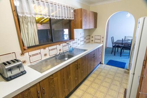 Virtuvė arba virtuvėlė apgyvendinimo įstaigoje Smoky Bay Holiday Home