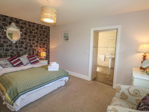 - une chambre avec un lit et une salle de bains dans l'établissement Middle Barn, à Launceston